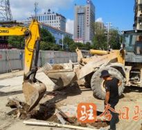 美女被操逼啊啊啊轻一点免费网站高温下的坚守｜道路建设者用汗水铺就畅通路